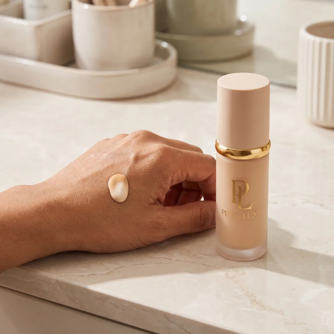 Una gota de PDRN Luxe en el dorso de la mano